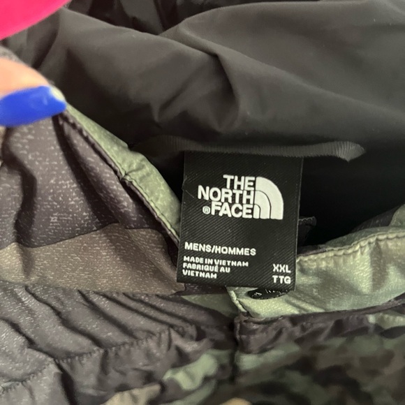 LIKE NEW!!!! North Face camo Puffer jacket - Picture 2 of 3